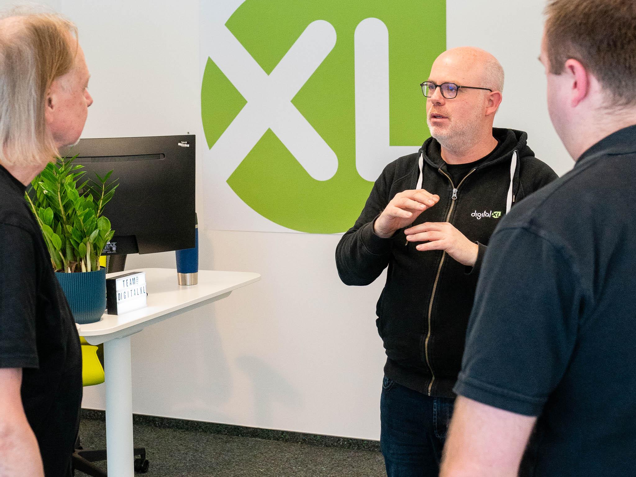 digitalXL CEO Jörn Heller im Gespräch mit seinen Kollegen Paul Röttele und Martin Großmann. Xentral Customizing