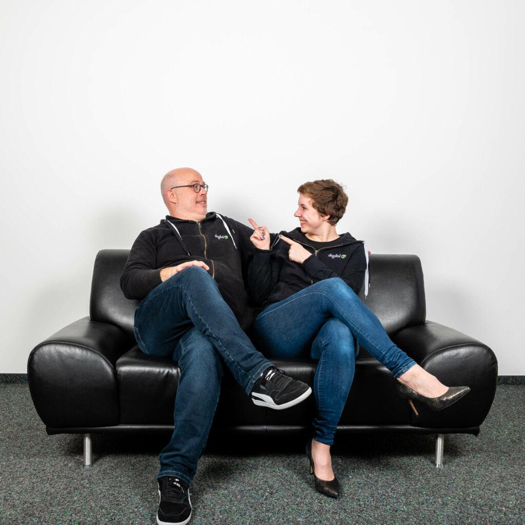 Jörn Heller und Mara Valentini auf der Couch bei digitalXL.