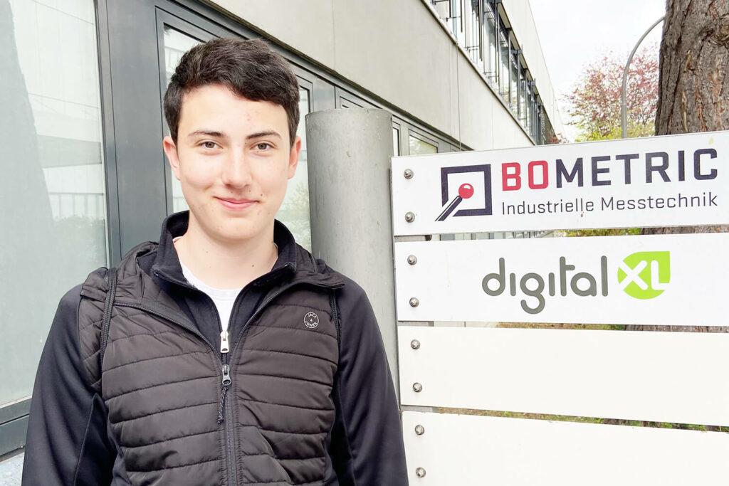 Tobias Fuchs bei seinem Schulpraktikum bei der Xentral Premium-Agentur digitalXL aus Augsburg.