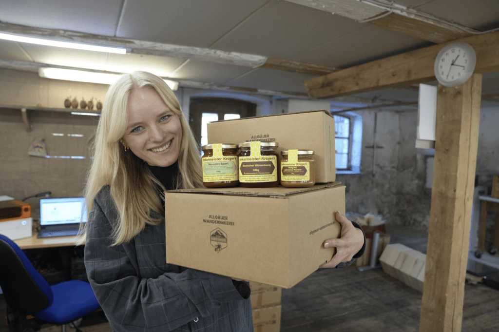 Leonie Hackl ist Versandleiterin bei der Allgäuer Wanderimkerei.