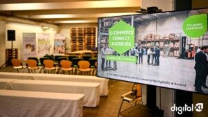 Teilnehmer und Experten im Netzwerk-Austausch bei der E-Commerce Connect Augsburg 2026 im Xenful Logistikzentrum.