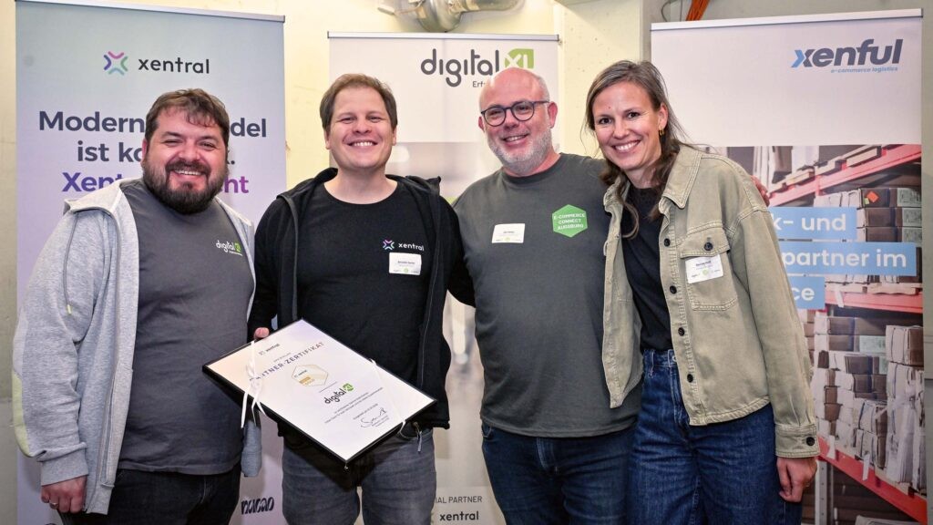 Auf dem Bild zu sehen sind Andreas Sitschow und Jörn Heller, die Gründer von digitalXL. Außerdem im Bild ist Benedikt Sauter, der CEO und Gründer von Xentral sowie Partner Marketing Managerin Daniela Heiß.